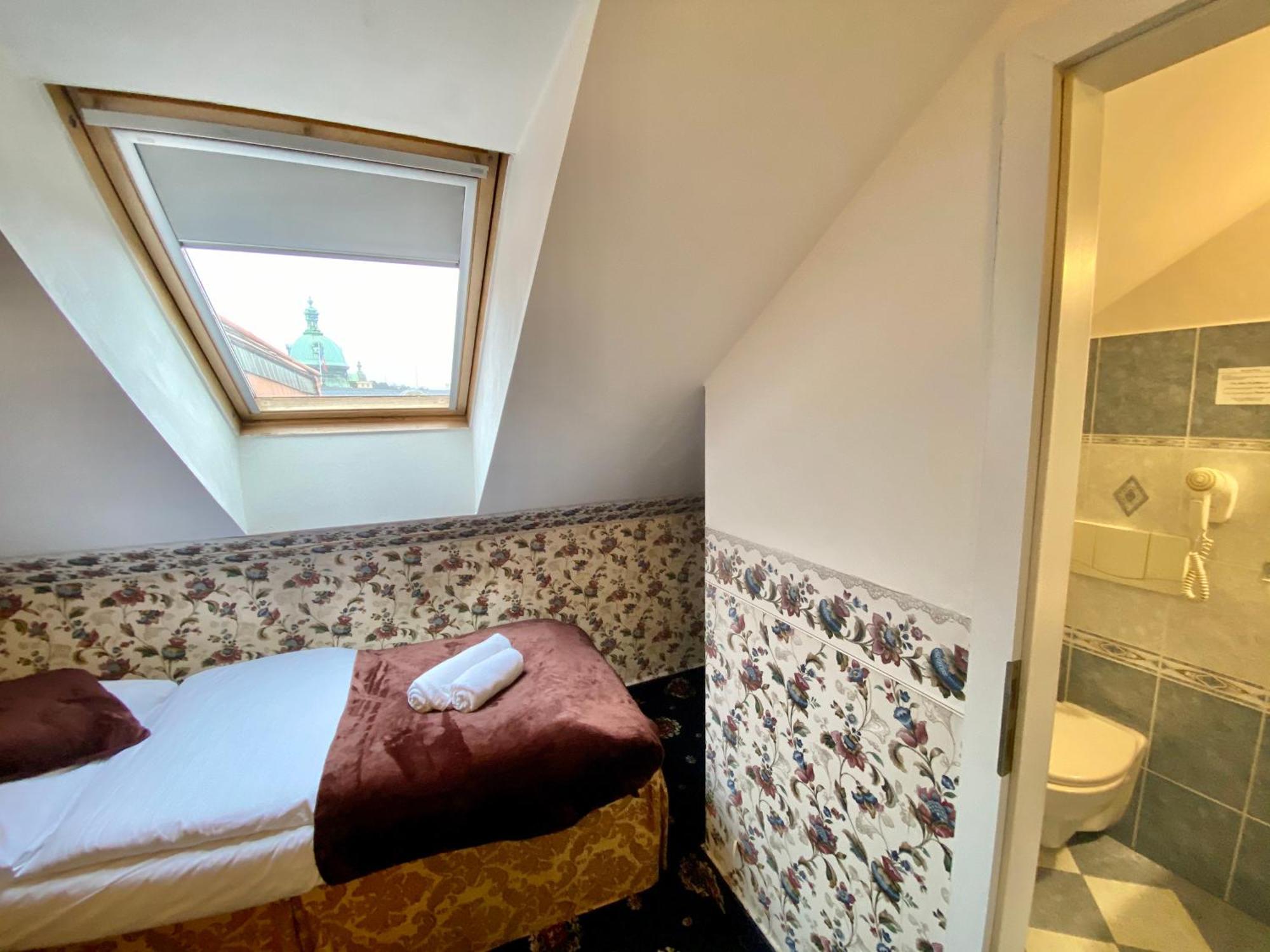 Hotel Klarinn Prague Castle Rum bild