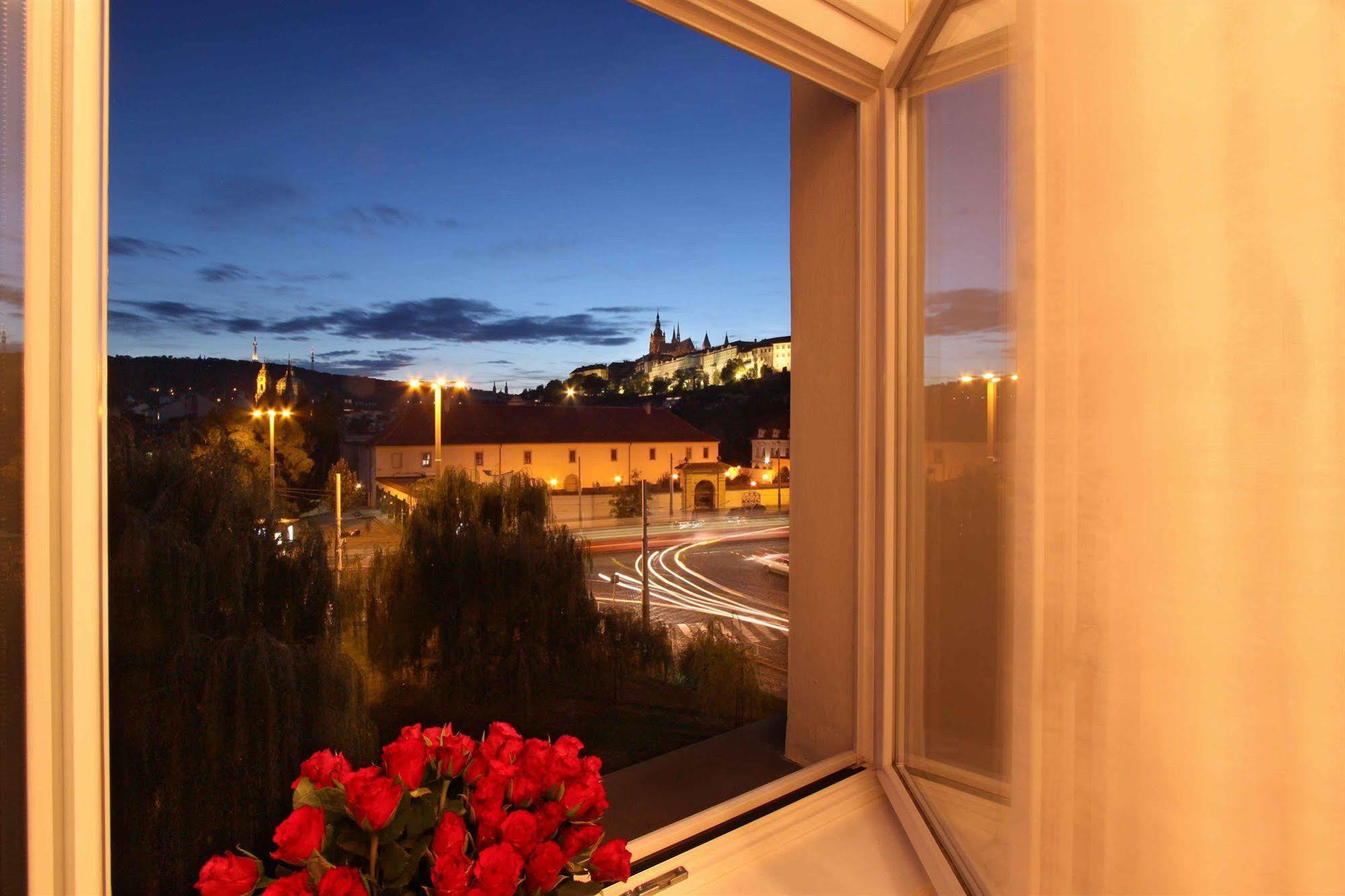 Hotel Klarinn Prague Castle Exteriör bild